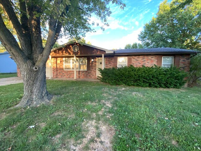 Building Photo - Large 4 Bedroom/3 Bath House with Basement!