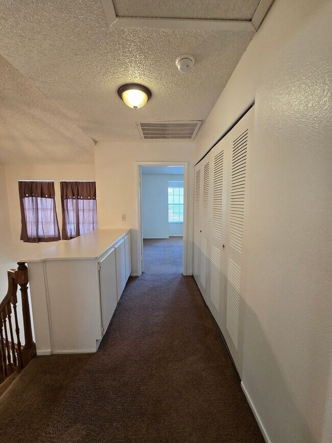 Building Photo - An Amazing Henderson 3 Bedroom Townhome!!