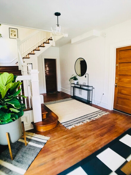 Primary Photo - 1568 Vine St