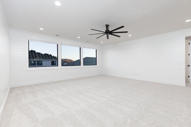 Building Photo - 6 bed / 4 bath / 3 car garage custom home in Pecan Valley