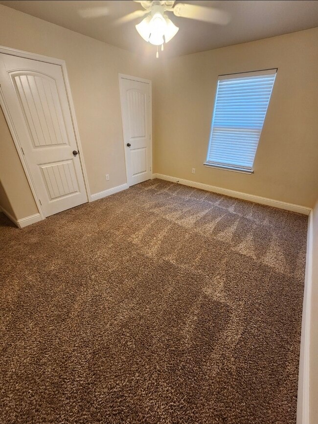 Building Photo - 3 bed 2 bath 2 car garage in Lone Star Trails!