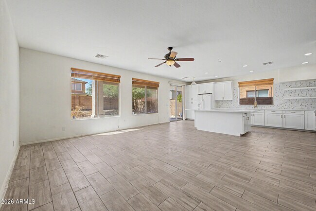 Building Photo - 3119 W Pleasant Ln