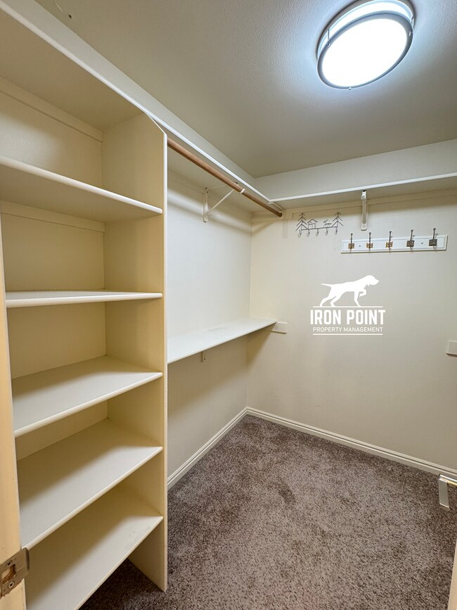 Building Photo - 4 bedroom home in East Boise, close to Bar...