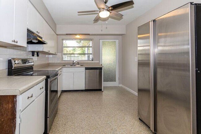 Building Photo - 3 bedroom/ 2 bath with carport