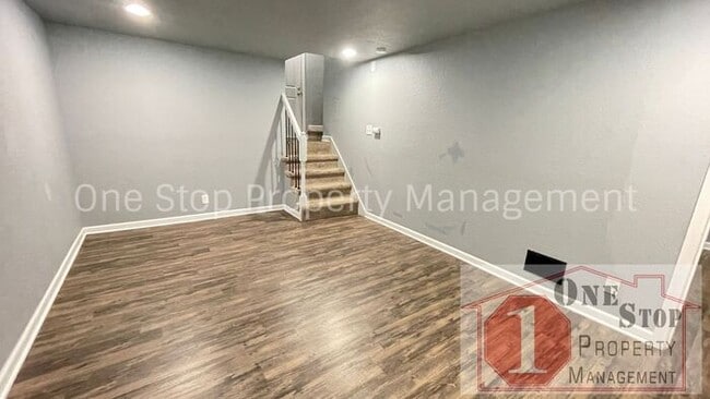 Building Photo - Stunning 3 bedroom, 2 bathroom duplex is L...