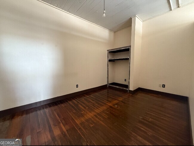 Building Photo - 359 Railroad St