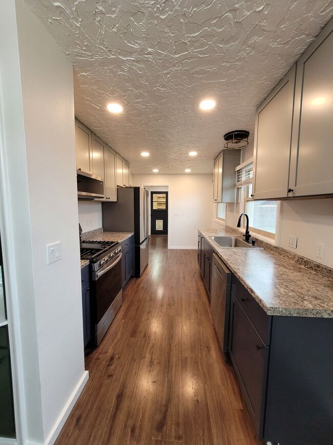 Building Photo - Fully Remodeled 2-Bedroom, 1.5-Bathroom Re...