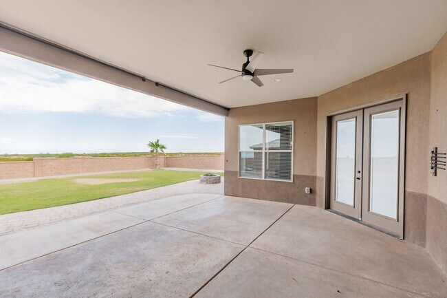 Building Photo - 5 Bedroom Home with a Pool!!!