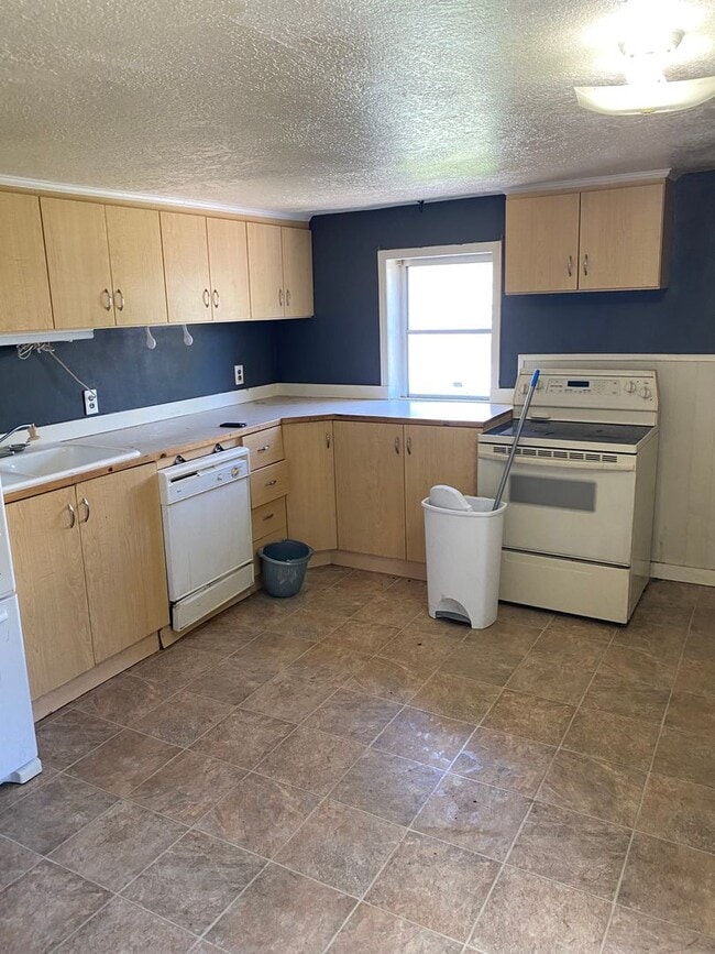 Building Photo - Great 2 br 1 bath House. Pet Friendly.  Available for December move in!