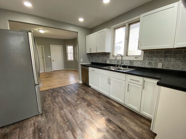 Building Photo - Amazing 4 Bedroom 1 Bathroom Townhome in M...