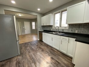 Building Photo - Amazing 4 Bedroom 1.5 Bathroom Townhome in...