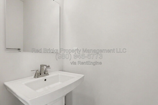 Building Photo - 1007 Simcoe Ln
