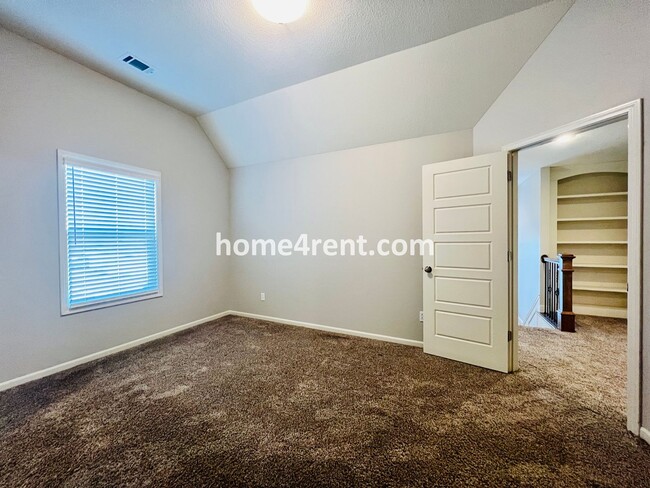 Building Photo - Gorgeous Home in Blue Valley Schools, Wood...