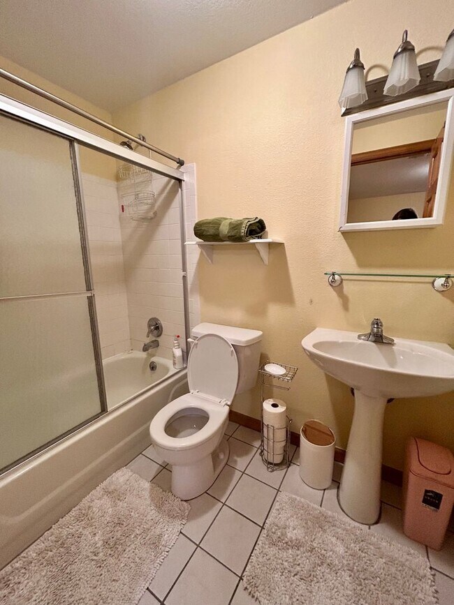 Building Photo - Spacious Garden-level Condo with Kitchenet...