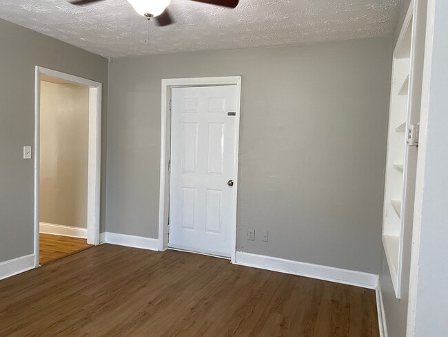 Building Photo - Spacious One Bedroom House!  Off Street Pa...