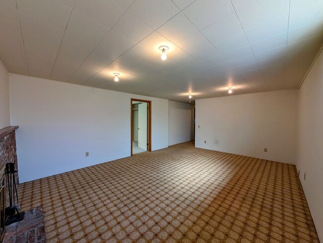 Building Photo - Over Sized 3-Bed, 2.5-Bath SFH w/ 2-Car Garage, & Fenced Backyard!