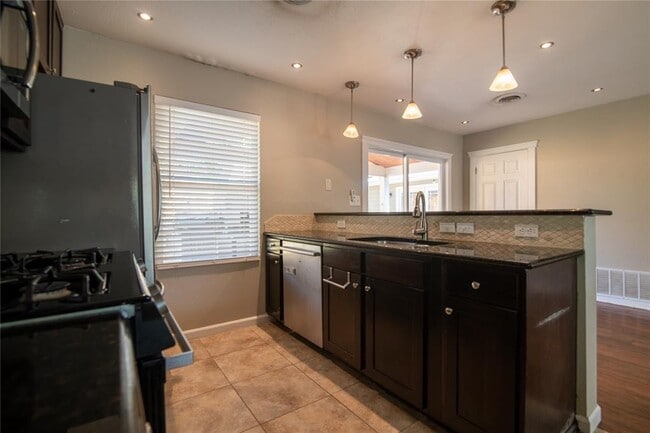 Building Photo - 4805 Creekwood Rd