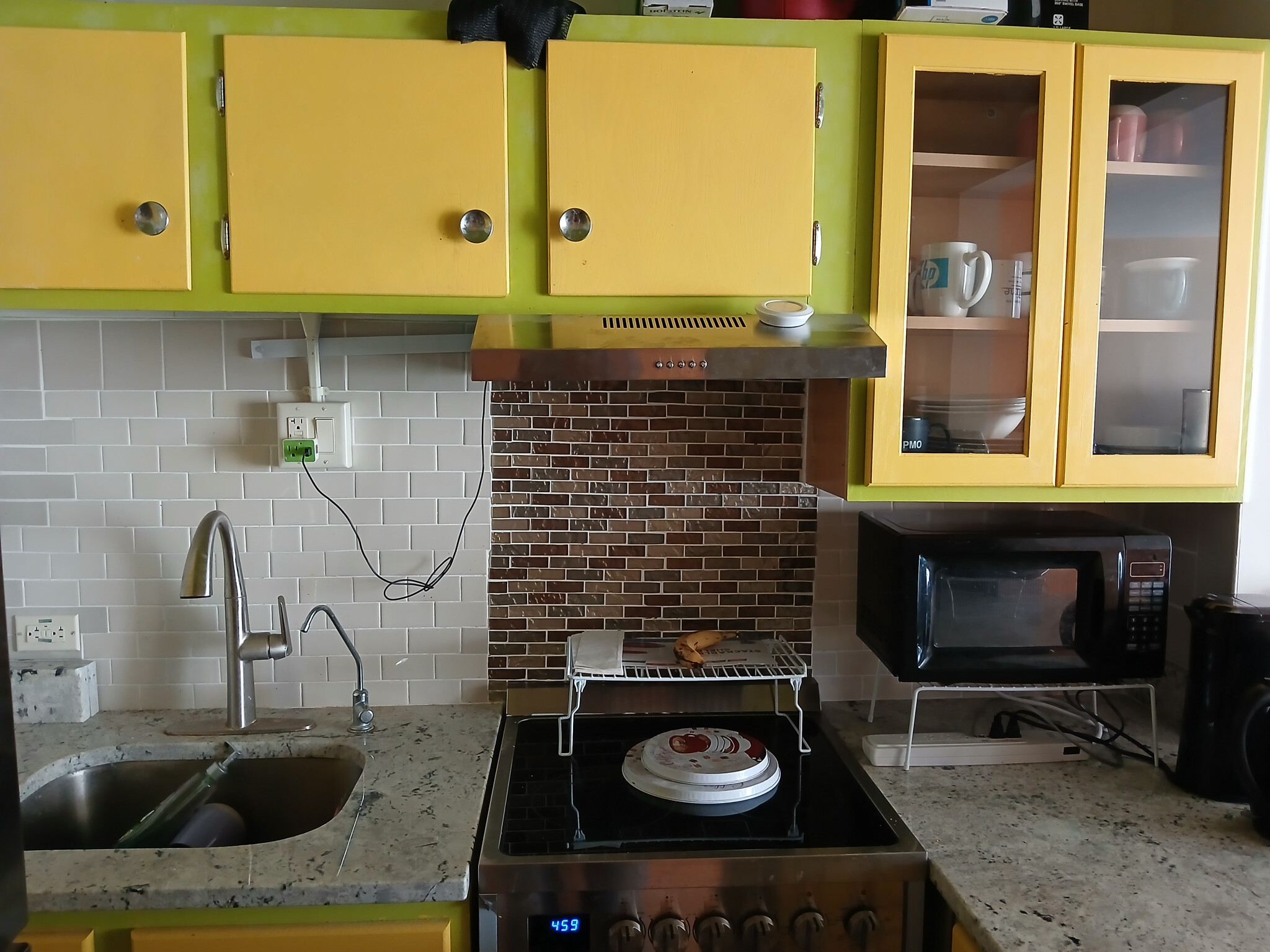 Kitchen with stove - 5601 N Sheridan Rd