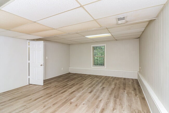 Building Photo - 249 Castleair Dr NE