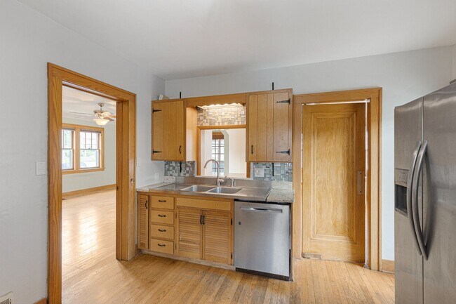 Building Photo - Charming 4 Bed, 2 Bath Home Steps from Elmwood Park