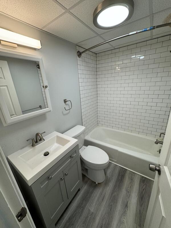Building Photo - 906 Erdner Ave