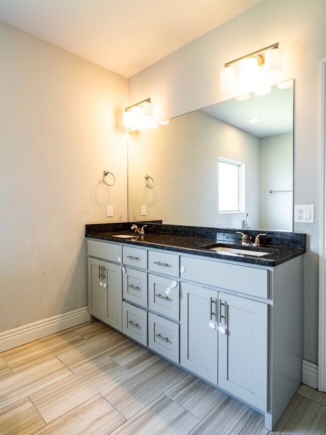 Building Photo - 1671 Sunrise Cir