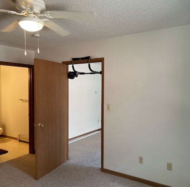 Building Photo - $1025 | 1 Bedroom, 1 Bathroom Condo | Cat ...