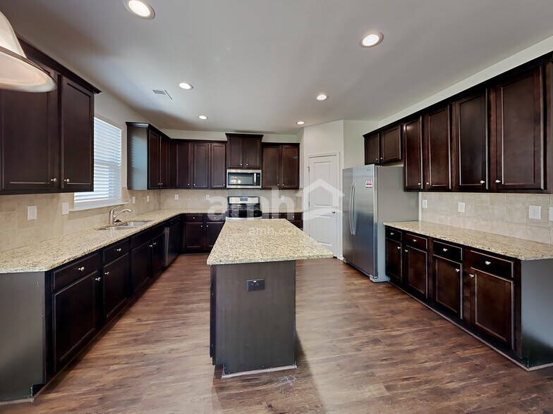 Building Photo - 1522 Balvaird Dr SE