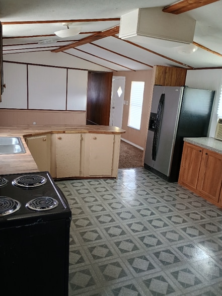 Building Photo - 144 SE Guinevere Ct