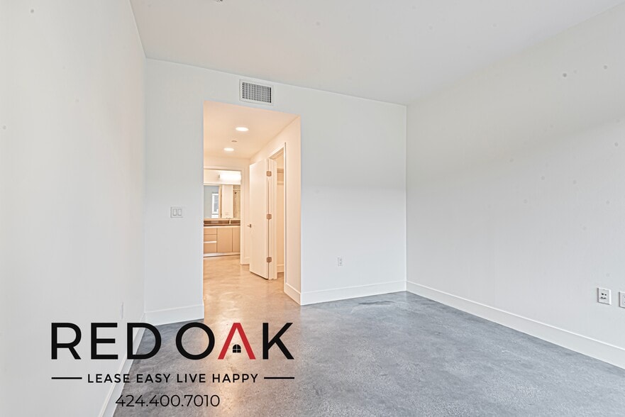 Building Photo - 453 S Kenmore Ave