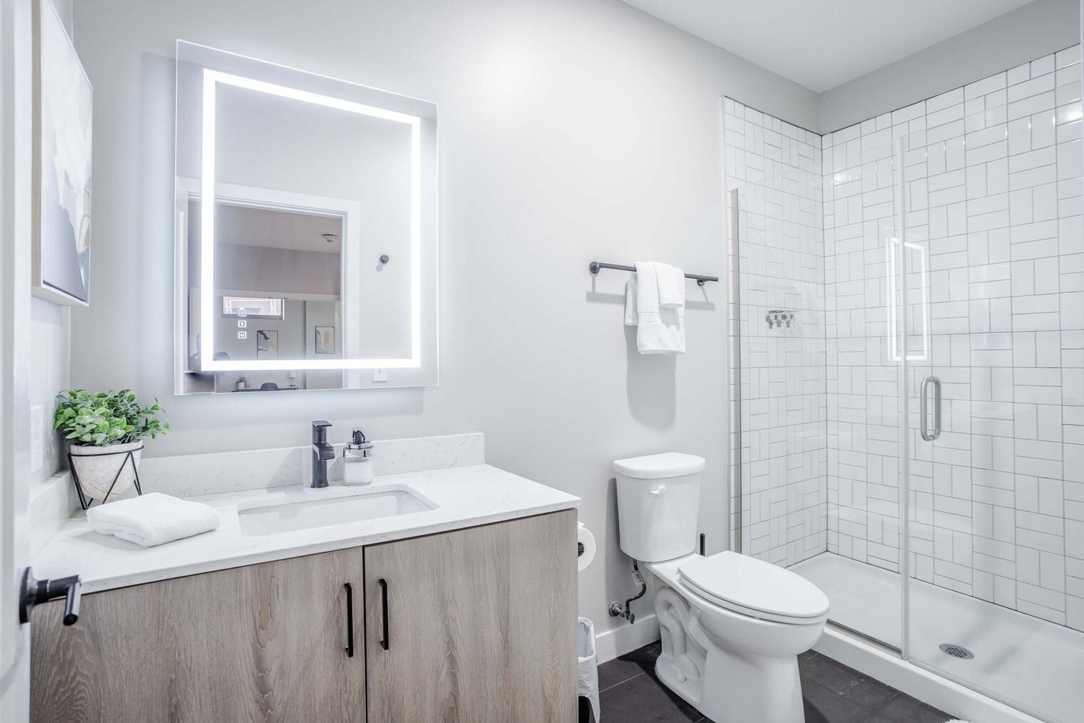 Building Photo - 205 W 4th St