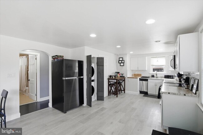 Building Photo - 1058 St Joseph St