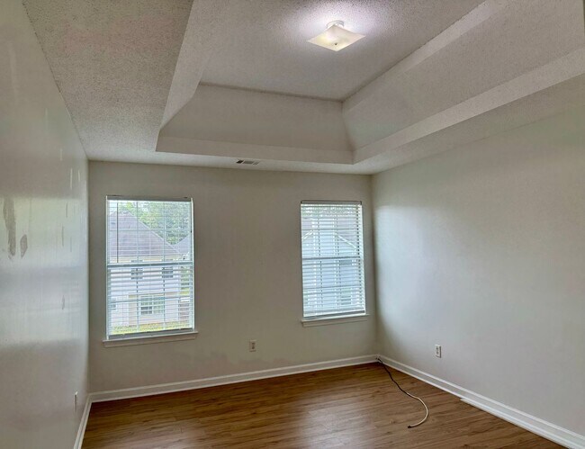 Building Photo - Huge 5 Bedroom Home with Sooo Much Space!