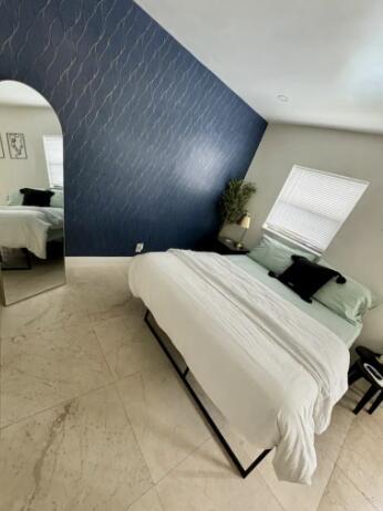 Building Photo - 408 SE 12th Ct