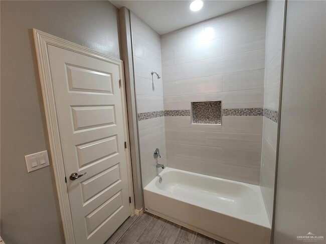 Building Photo - 1913 Davenport St