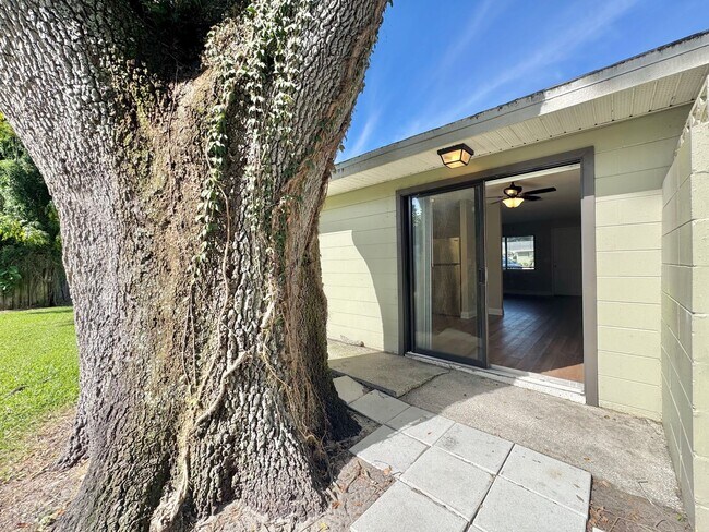 Building Photo - Apartment - Right off Cypress Gardens Blvd