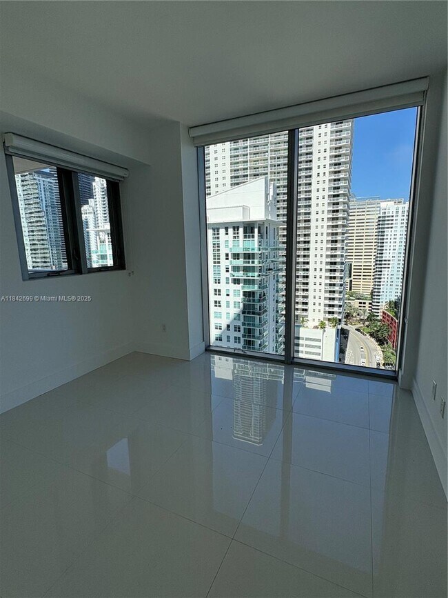 Building Photo - 1300 Brickell Bay Dr