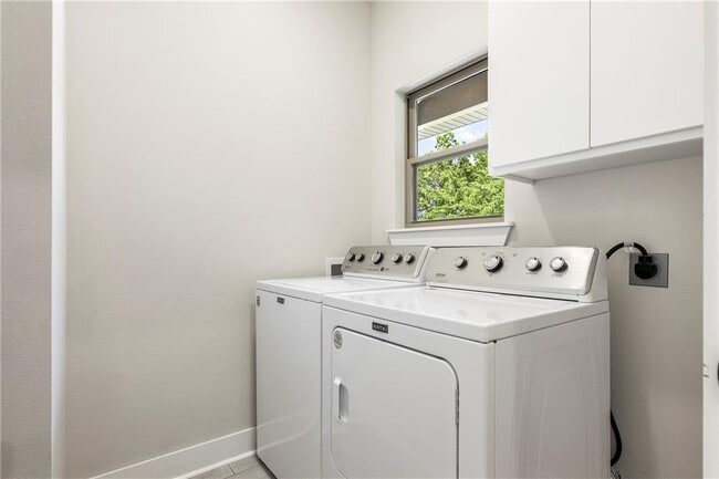 Building Photo - 19 Theale Ln