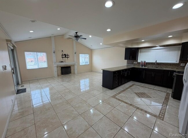 Building Photo - 39725 Crystal Dr