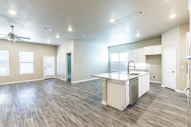 Building Photo - Beautiful 4 bed 3 bath home