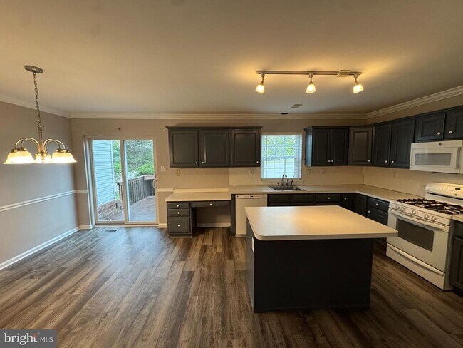 Building Photo - 905 Kennedy Ct