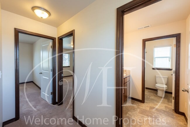 Building Photo - Newer Large Home in Great Neighborhood wit...