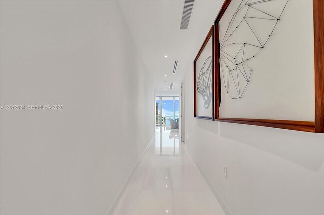 Building Photo - 300 Biscayne Blvd Way