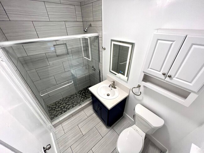 Gorgeous bathroom - 855 W 43rd Pl