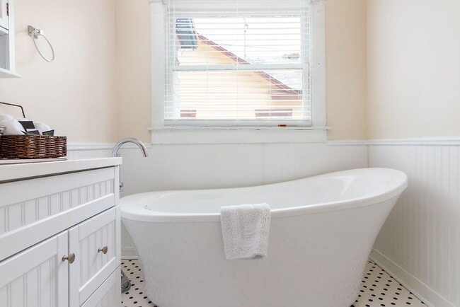 Building Photo - 418 E Myrtle St