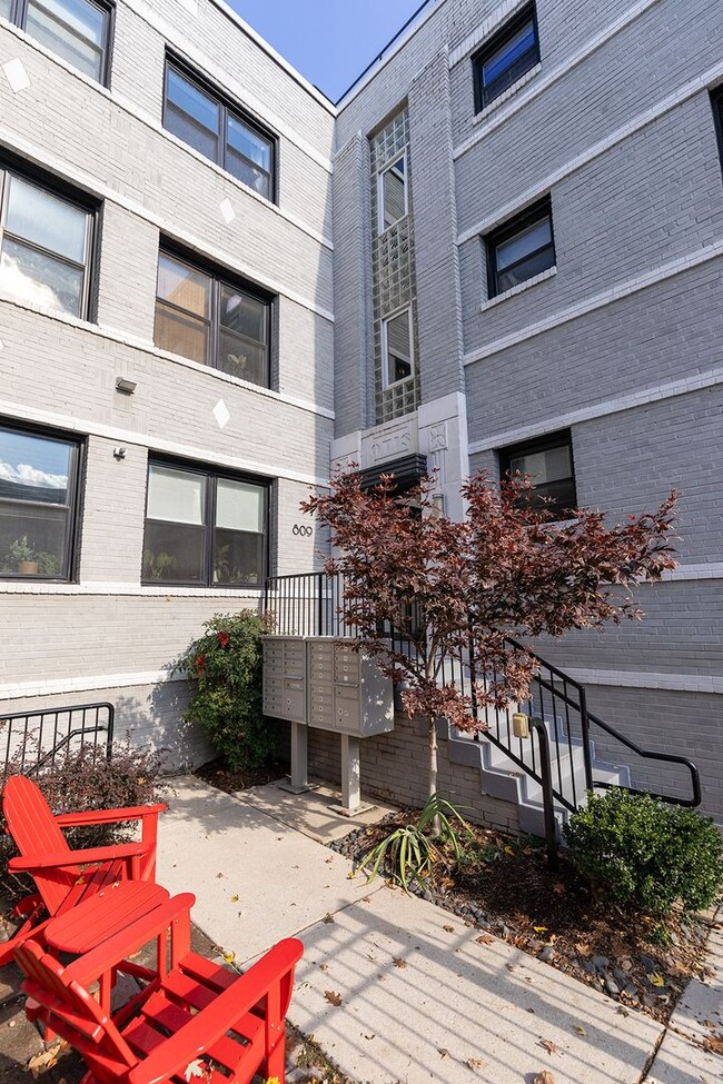 Building Photo - Columbia Heights One Bed/One Bath Updated ...