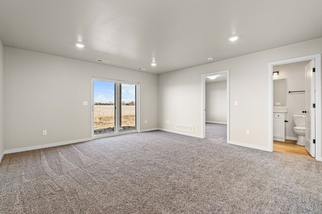 Building Photo - 3 BR Split Foyer