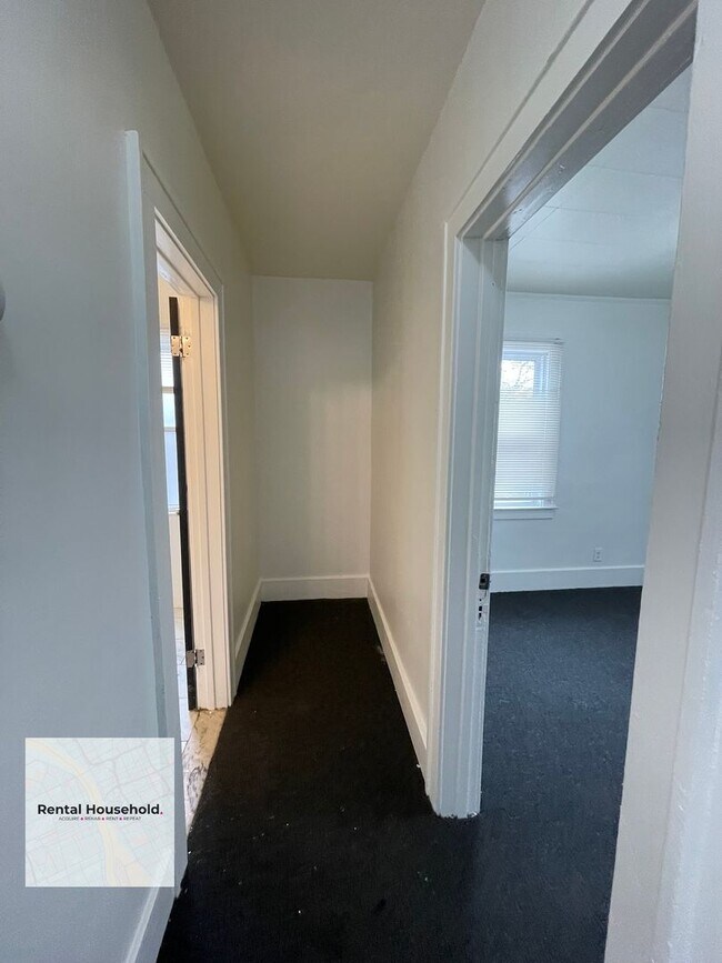 Building Photo - Huge 4 Bedroom Colonial