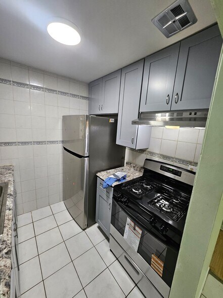 Building Photo - 580 Hill Dr