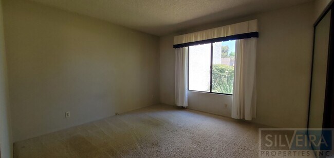Building Photo - Cozy 2 bedroom 2 Bath home near Stowell and Broadway!